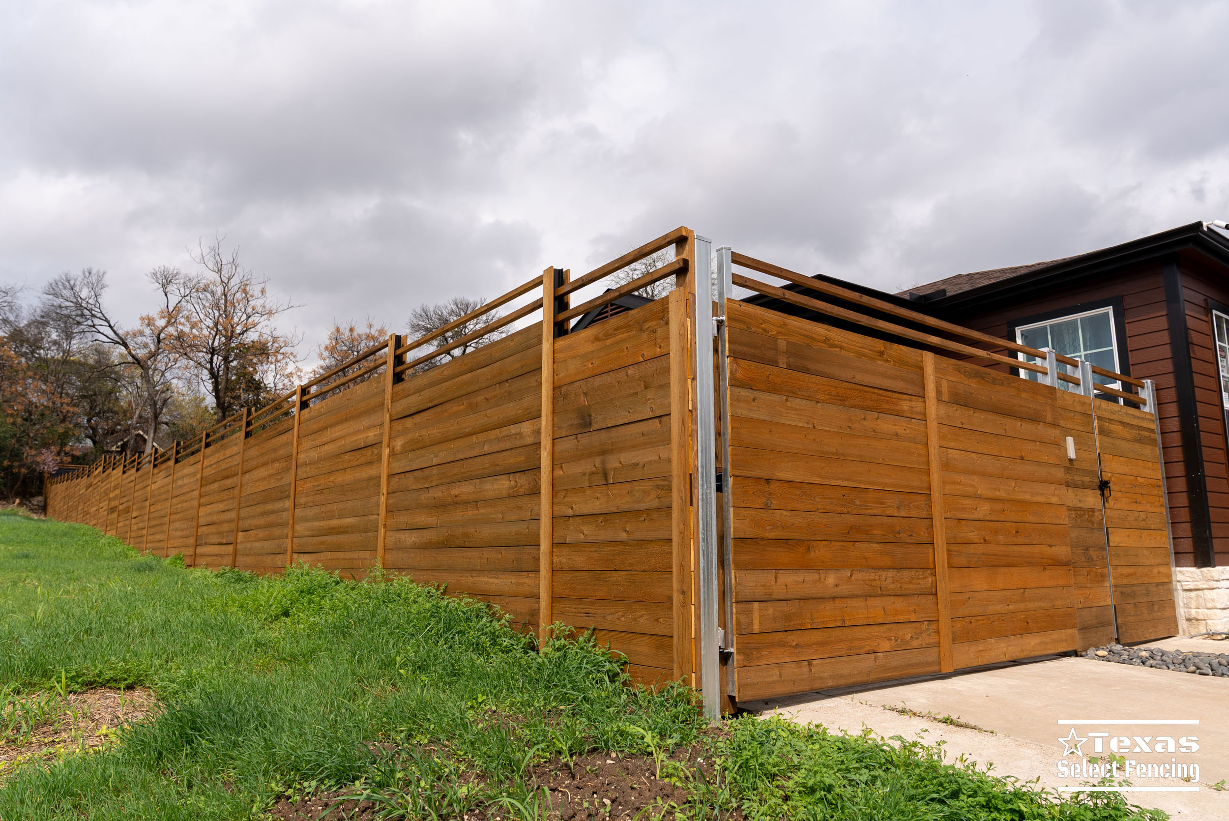 6' Custom R-Panel & Cedar Fence – Dallas, TX