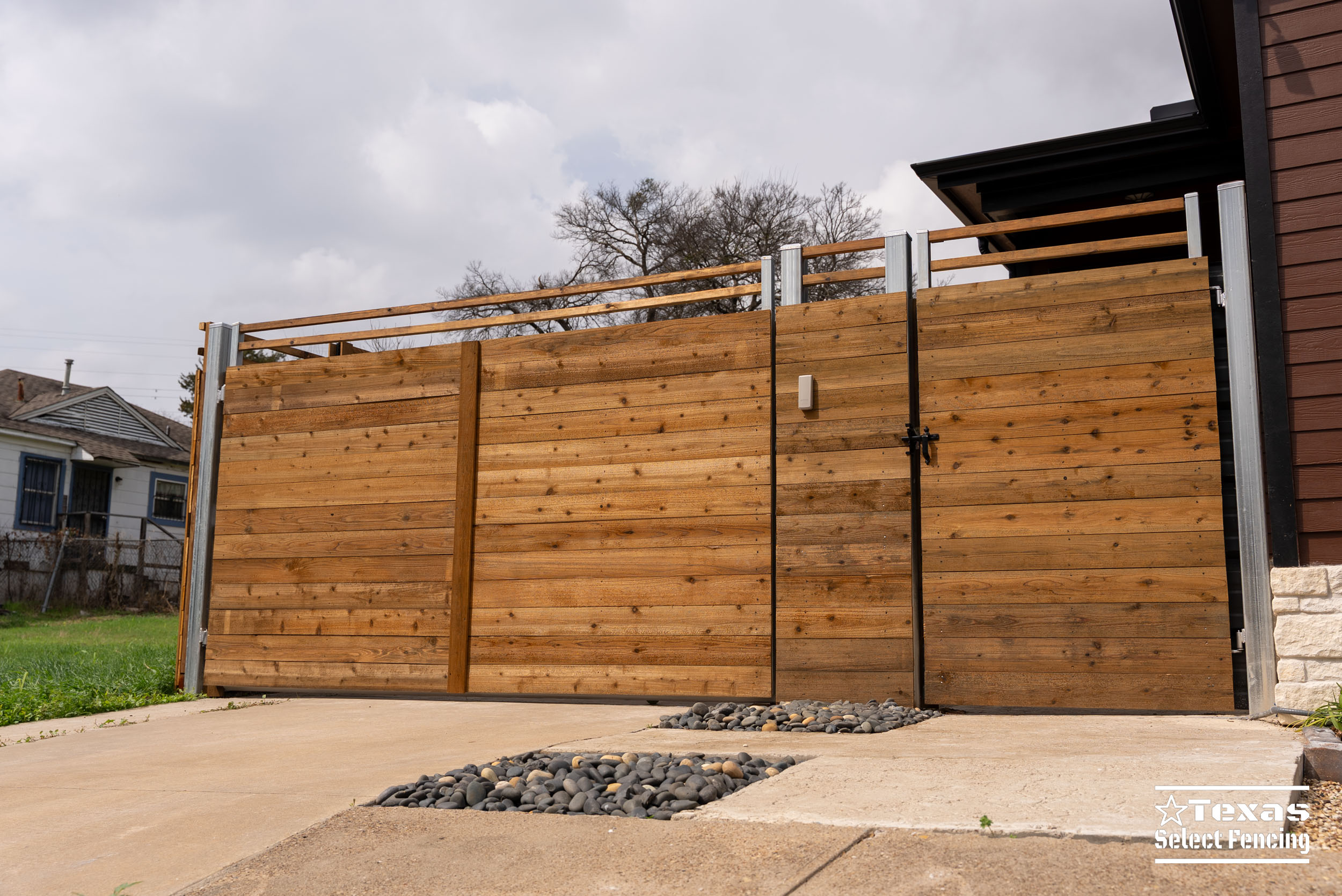 6' Custom R-Panel & Cedar Fence – Dallas, TX