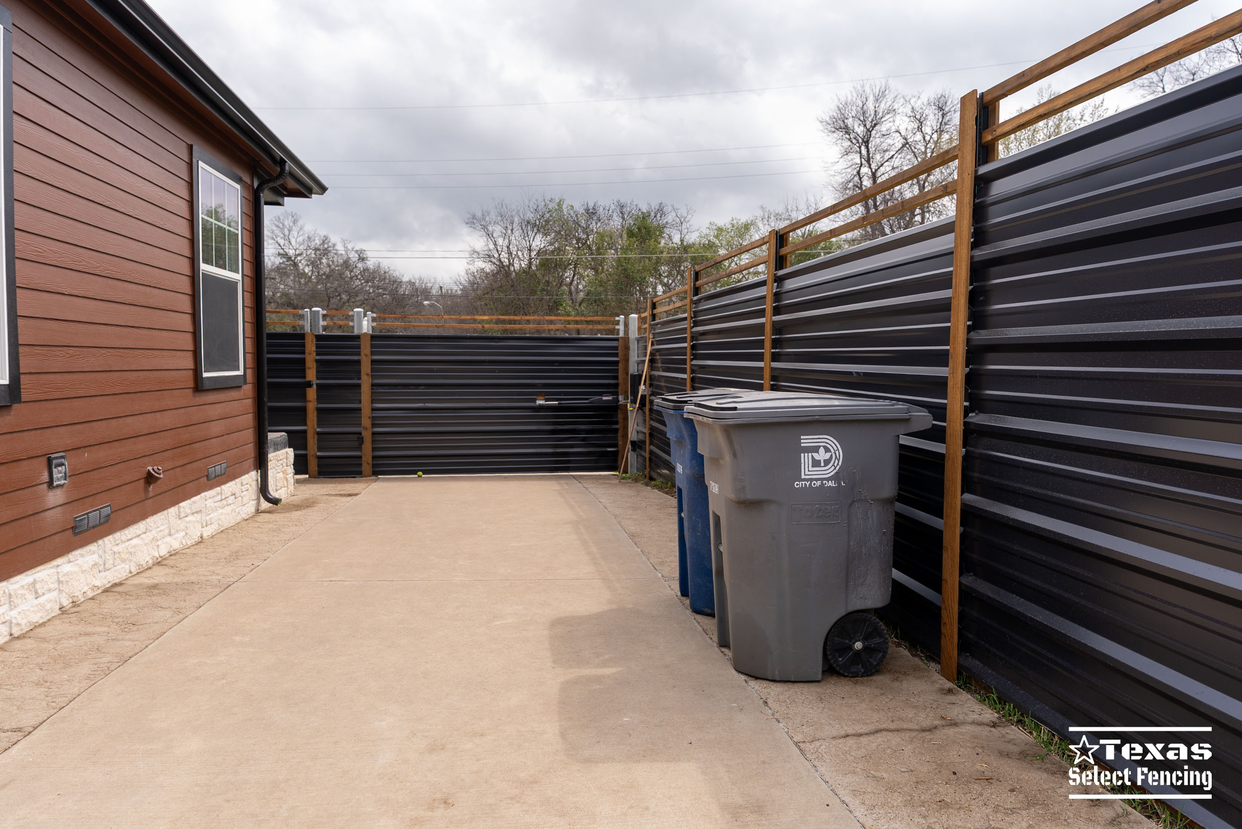 6' Custom R-Panel & Cedar Fence – Dallas, TX