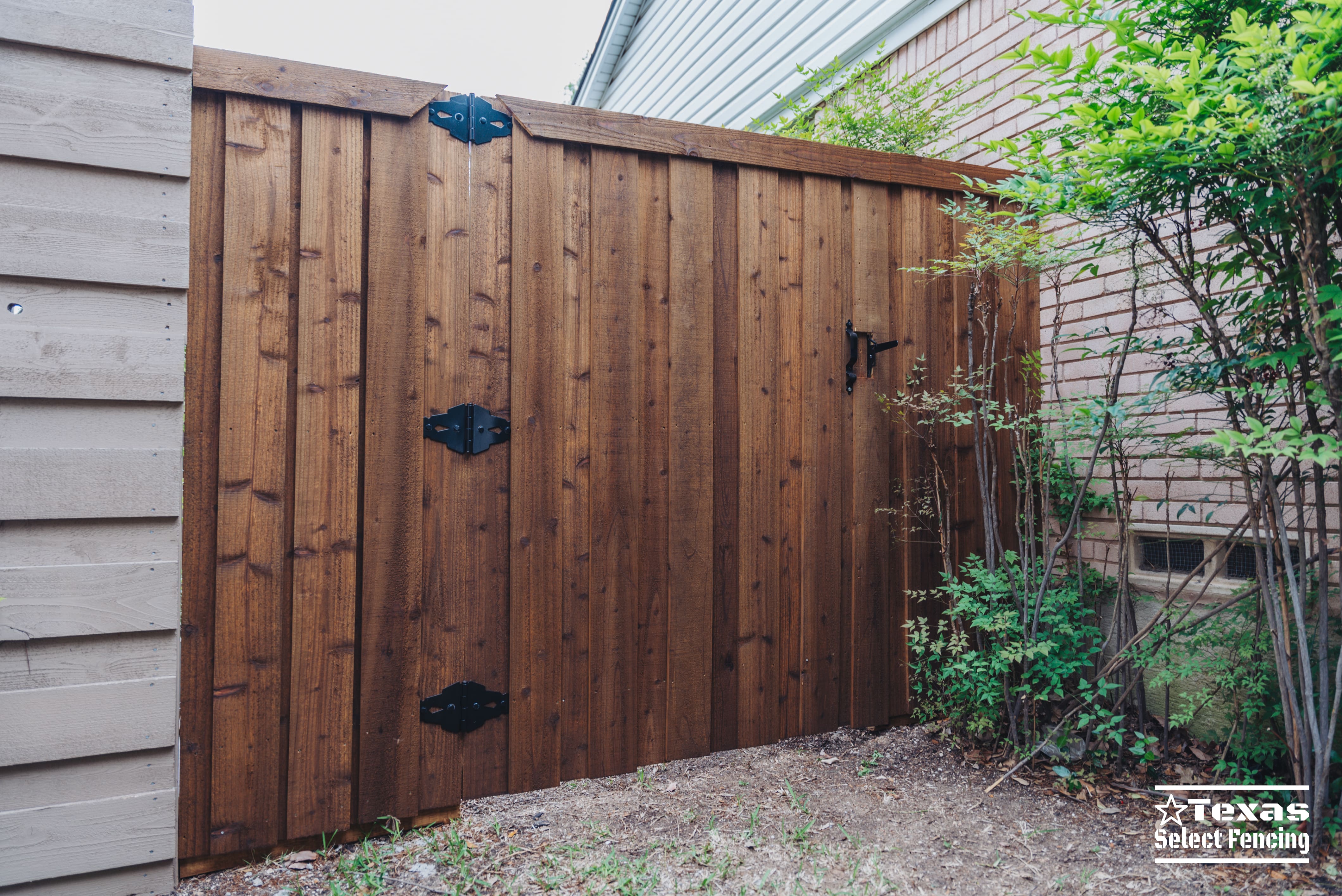 Fence and Automatic Gate Installation in Lake Highlands